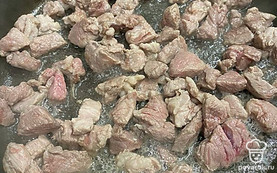 Пока бульон закипает, в сковороде обжарьте мелко нарезанную вырезку.