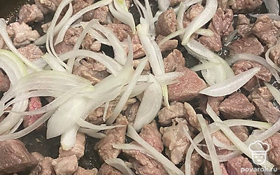 Добавьте к мясу лук, перемешайте, обжарьте 5 минут. 