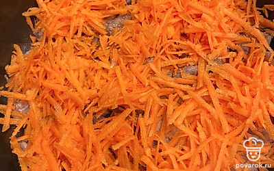 Добавьте морковь, обжарьте, помешивая, 10 минут.
