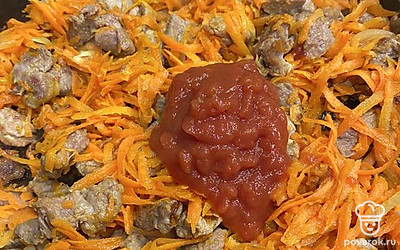 Добавьте томатную пасту, перемешайте, обжарьте 5 минут.