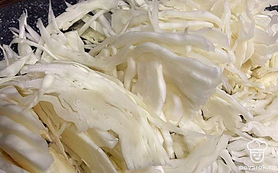 Добавьте в бульон нарезанную капусту.