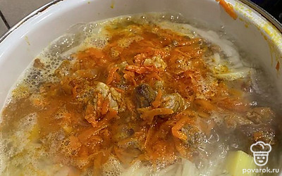 В бульон с картошкой и капустой добавьте пережарку, варите на медленном огне 20-25 минут. 