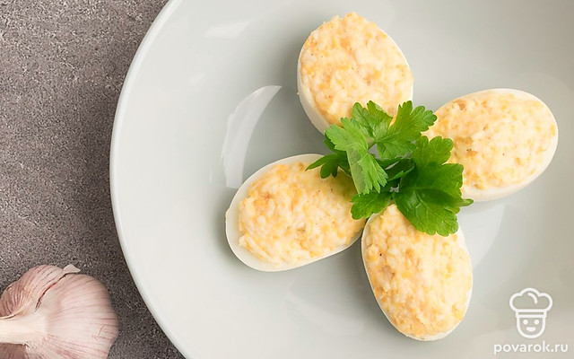 Фаршированные яйца плавленым сырком и чесноком — Рецепт с фото
