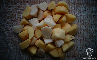 Чистим картошку.