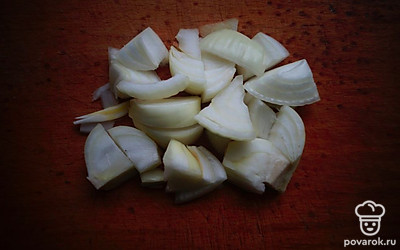 Чистим лук.