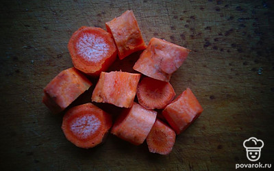 Чистим морковь.