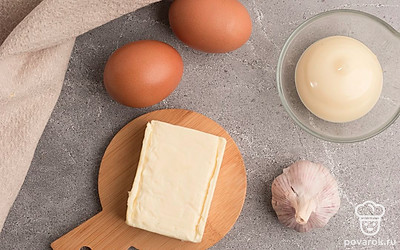 Приготовьте необходимые ингредиенты. Яйца отварите. Чеснок очистите.