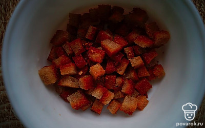 Нарезаем хлеб и обжариваем до золотистой корочки.