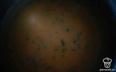 Выливаем суп в кастрюлю, добавляем соль, специи и зелень (петрушку с укропом).