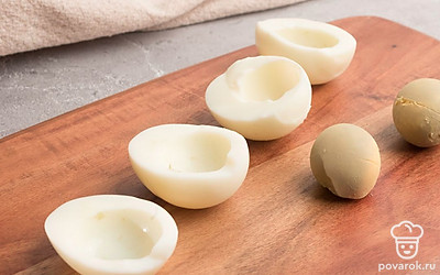 Яйца остудите и очистите от скорлупы. Разрежьте пополам и отделите белок от желтка.