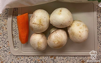 Очистите морковь (возможно, вам достаточно будет половины моркови). Шампиньоны промойте и очистите. Цветную капусту разморозьте.