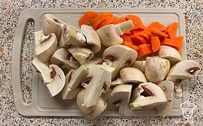 Порежьте морковь и грибы крупными кусками.