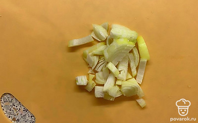 Лук нарежьте на крупные куски.