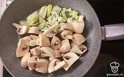 На сковороду добавьте растительное масло, лук и грибы, пережарьте все ингредиенты под крышкой на среднем огне. Достаточно 12-15 минут. 