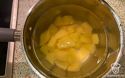 В ковш для варки налейте воду, порежьте на крупные куски картофель и опустите их в воду. Посолите по вкусу.