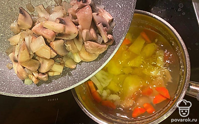 Через указанное время добавьте в ковш к овощам прожаренные грибы с луком. Продолжайте варить овощи и грибы на среднем огне еще 10-13 минут.