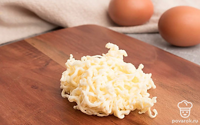 Плавленый сырок, чеснок и желток натрите на терке.