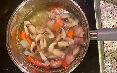 Ингредиенты должны стать мягкими. Снимите ковш с плиты.