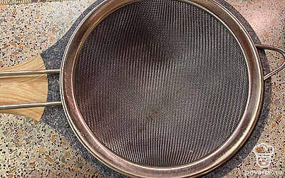 Воду из ковша слейте в отдельную миску через сито, она нам еще понадобится. 