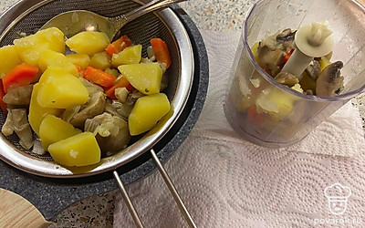 Порционно начните перекладывать овощи в блендер. Добейтесь равномерности овощного смузи. 