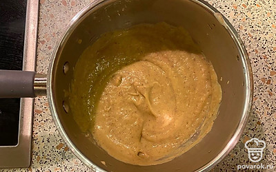 Смузи (или пюре) переложите из блендера в ковш для варки.