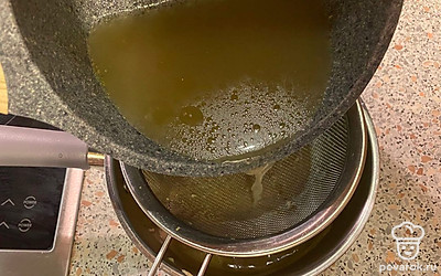 Добавьте в этот ковш воду, слитую ранее при варке овощей.