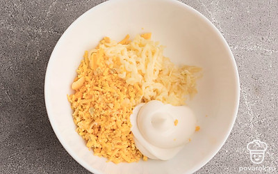 Соедините в отдельной емкости желток, сырок и чеснок. Добавьте майонез и немного соли.