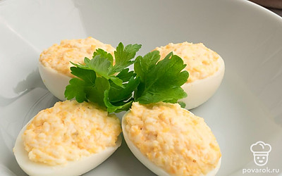 Все тщательно перемешайте и наполните половинки яиц.