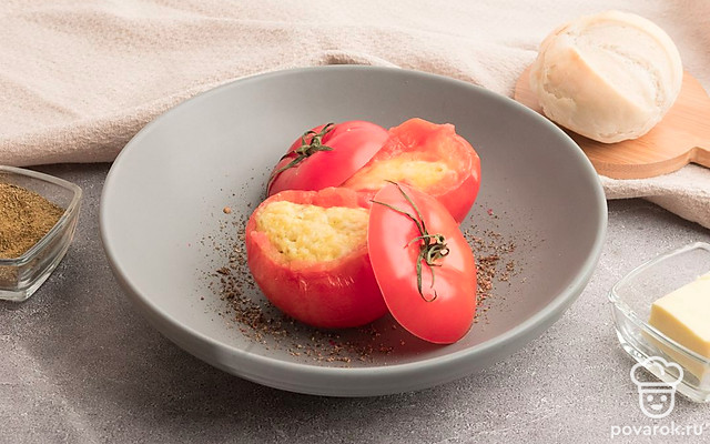 Фаршированные помидоры яйцом и сыром в микроволновке — Рецепт с фото