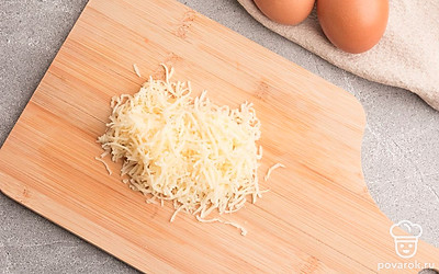 Сыр и масло натрите на мелкой терке. Чеснок пропустите через пресс или также натрите на терке.