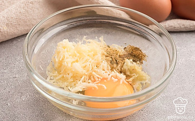 Оставьте небольшое количество сыра. В миске соедините большую часть сыра, масло, специи, яйца. Все тщательно перемешайте.