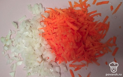 Лук и морковь нашинковать.