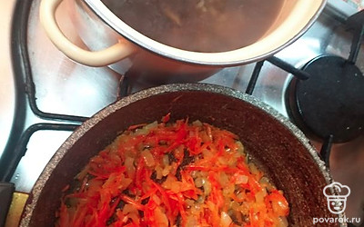 И пассировать до золотистого цвета. 