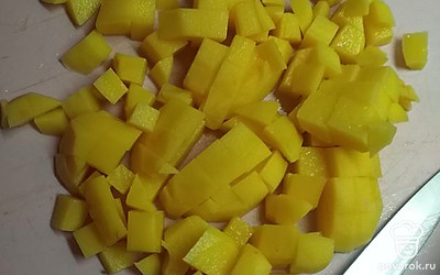 Картошку порезать на кубики и отправить в грибной бульон после часа варки. 