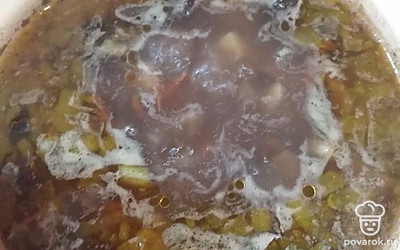 Когда грибы, рис и картофель сварятся, добавить пережарку. 