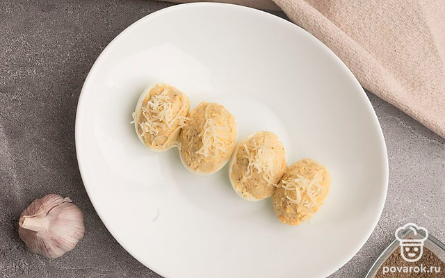 Фаршированные яйца плавленым сыром и чесноком — Рецепт с фото