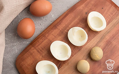 Яйца остудите и очистите. Разрежьте пополам и отделите белок от желтка.