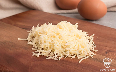 Сыр, желток и чеснок натрите на терке.