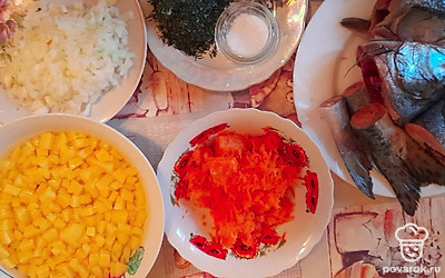 С голов рыбы удалить жабры (иначе суп будет горчить). Промыть головы в воде. Овощи очистить и промыть. Картофель и лук нарезать кубиком, морковь натереть на крупной тёрке. Нарезать укроп.