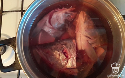 В кастрюлю налить 2 литра воды, туда же отправить головы. Варить на среднем огне до закипания. После того, как вода закипит, снять пену шумовкой, посолить, убавить газ и варить 50 минут.