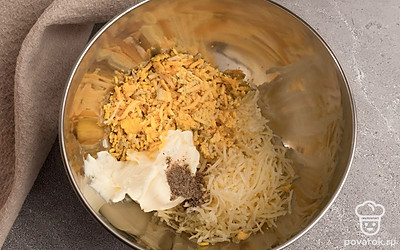 В емкости соедините сыр, плавленый сыр, чеснок и желток. Все тщательно перемешайте. Добавьте перец и соль.