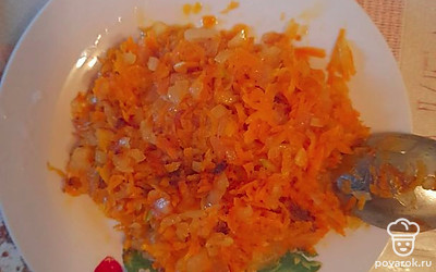 На раскаленную сковороду налить 3 столовые ложки рафинированного подсолнечного масла и обжарить морковь и лук до золотистого цвета.