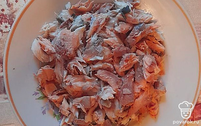 По истечении 50 минут, процедить бульон, отделить мясо от голов и костей.