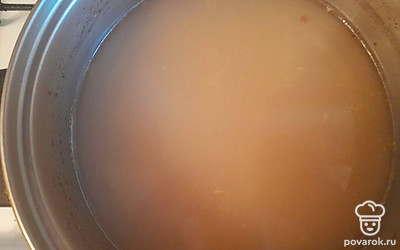 Получившийся бульон снова поставить на огонь, добавить в него картофель и варить около 25 минут.