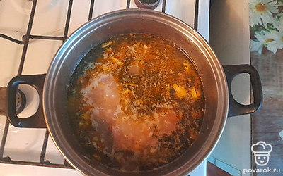 Добавить мясо, зажарку, лавровый лист, зелень и специи. Варить около 10 минут.