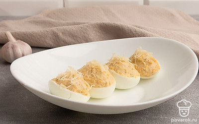 Наполните половинки белка приготовленной смесью.