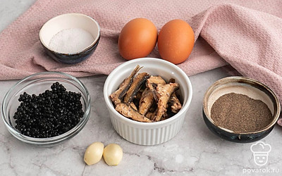 Заранее отварите яйца и очистите зубчики чеснока. Чтобы вам было удобнее готовить, разложите все ингредиенты перед собой на столе.