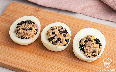 Возьмите чайную ложку и аккуратно заполните отложенные белки получившейся массой.