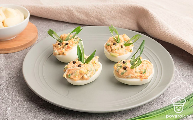 Фаршированные яйца с плавленым сыром, чесноком и паприкой — Рецепт с фото