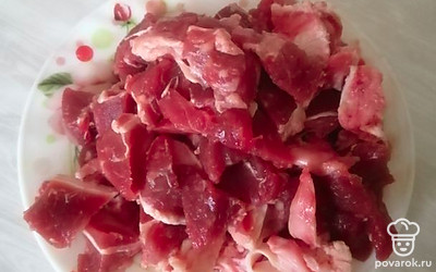 Говядину порезать на кусочки. Из неё сварить бульон. Бульон посолить. Бульон можно сварить из любого мяса по вашему желанию. 